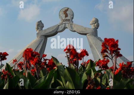 08/10/2012, Pjoengjang, Nordkorea, Asien - Denkmal für die Wiedervereinigung (Monument der drei Prinzipien für die Wiedervereinigung) entlang des Pjoengjang-Kaesong Expressway (Highway of Reunification). Das Denkmal wurde 2001 zum Gedenken an Kim Il Sungs Bemühungen zur Wiedervereinigung Nord- und Südkoreas erbaut und steht über der Schnellstraße, die die Hauptstadt mit Kaesong im Süden verbindet. [Automatisierte Übersetzung] Stockfoto