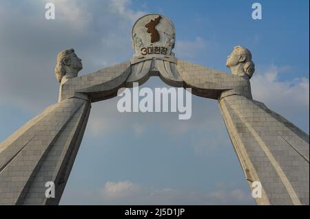 08/10/2012, Pjoengjang, Nordkorea, Asien - Denkmal für die Wiedervereinigung (Monument der drei Prinzipien für die Wiedervereinigung) entlang des Pjoengjang-Kaesong Expressway (Highway of Reunification). Das Denkmal wurde 2001 zum Gedenken an Kim Il Sungs Bemühungen zur Wiedervereinigung Nord- und Südkoreas erbaut und steht über der Schnellstraße, die die Hauptstadt mit Kaesong im Süden verbindet. [Automatisierte Übersetzung] Stockfoto