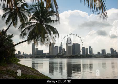 30. Mai 2021, Singapur, Republik Singapur, Asien - Blick auf die Stadt mit der Skyline der Innenstadt und dem Singapore Flyer Riesenrad am Ufer des Singapore River während der anhaltenden Koronakrise (Covid-19), Kurz nachdem eine neue Infektionswelle das südostasiatische Land in einen Lockdown-ähnlichen Zustand zurückversetzt hat. Dies führte zu weiteren Einschränkungen wie strengeren Grenzmaßnahmen und Einreisebestimmungen in Kombination mit obligatorischen Vortests und einem negativen Testergebnis bei der Abreise für alle Anwohner und Festanwohner sowie der Schließung aller Volksschulen, einem Restaurantverbot Stockfoto