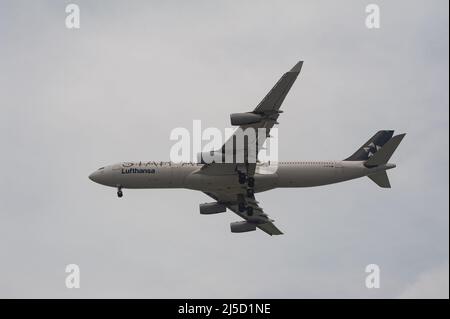 26.05.2021, Singapur, Republik Singapur, Asien - Ein Lufthansa Airbus A340-300 Passagierflugzeug in Star Alliance-Lackierung und Registrierung D-AIFE beim Anflug auf den Changi International Airport während der anhaltenden Koronakrise, kurz nachdem eine neue Infektionswelle das südostasiatische Land in einen Lockdown-ähnlichen Zustand zurückversetzt hat. Dies führte zu weiteren Einschränkungen wie strengeren Grenzmaßnahmen und Einreisebestimmungen, verbunden mit obligatorischen Vortests und einem negativen Testergebnis bei der Abreise für alle Anwohner und Festanwohner. [Automatisierte Übersetzung] Stockfoto