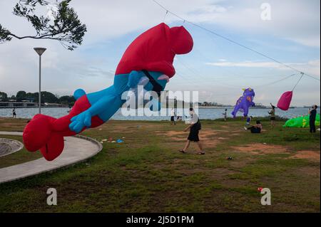 30. Mai 2021, Singapur, Republik Singapur, Asien - während der anhaltenden Koronakrise (Covid-19) fliegen die Menschen Drachen an der Küste von Marina South, kurz nachdem eine neue Infektionswelle das südostasiatische Land in einen Lockdown-ähnlichen Zustand zurückversetzt hat. Dies hat zu weiteren Einschränkungen geführt, wie zum Beispiel der Schließung aller Grundschulen, einem Verbot von Restaurantbesuchen und der Versammlungsfreiheit von nicht mehr als zwei Personen. [Automatisierte Übersetzung] Stockfoto