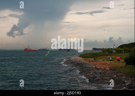 30. Mai 2021, Singapur, Republik Singapur, Asien - während der anhaltenden Koronakrise (Covid-19) fliegen die Menschen Drachen an der Küste von Marina South, kurz nachdem eine neue Infektionswelle das südostasiatische Land in einen Lockdown-ähnlichen Zustand zurückversetzt hat. Dies hat zu weiteren Einschränkungen geführt, wie zum Beispiel der Schließung aller Grundschulen, einem Verbot von Restaurantbesuchen und der Versammlungsfreiheit von nicht mehr als zwei Personen. [Automatisierte Übersetzung] Stockfoto