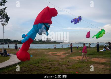 30. Mai 2021, Singapur, Republik Singapur, Asien - während der anhaltenden Koronakrise (Covid-19) fliegen die Menschen Drachen an der Küste von Marina South, kurz nachdem eine neue Infektionswelle das südostasiatische Land in einen Lockdown-ähnlichen Zustand zurückversetzt hat. Dies hat zu weiteren Einschränkungen geführt, wie zum Beispiel der Schließung aller Grundschulen, einem Verbot von Restaurantbesuchen und der Versammlungsfreiheit von nicht mehr als zwei Personen. [Automatisierte Übersetzung] Stockfoto