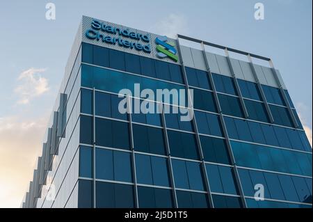 26.03.2021, Singapur, Republik Singapur, Asien - Außenansicht des Gebäudes der Standard Chartered Bank im Changi Business Park. [Automatisierte Übersetzung] Stockfoto