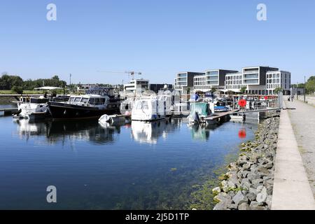 Gelsenkirchen, 13.06.2021 - Marina Hafen Graf Bismarck, der umgebaute und neu errichtete Hafen der ehemaligen Graf Bismarck-Kolonie. Das freigemachte Land wird mit einer Siedlung von ein- und Mehrfamilienhäusern erschlossen. [Automatisierte Übersetzung] Stockfoto