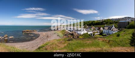 Panoramablick auf das Fischerdorf Dunure an der schottischen Küste von Ayrshire Stockfoto