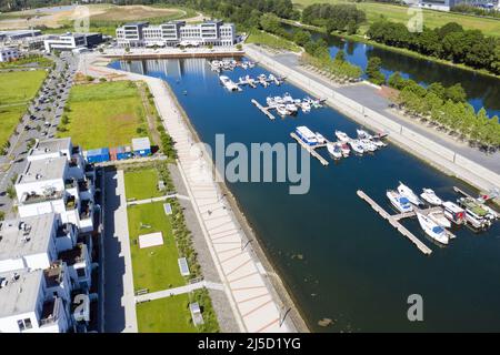 Gelsenkirchen, 13.06.2021 - Marina Hafen Graf Bismarck, der umgebaute und neu errichtete Hafen der ehemaligen Graf Bismarck-Kolonie. Das freigemachte Land wird mit einer Siedlung von ein- und Mehrfamilienhäusern erschlossen. [Automatisierte Übersetzung] Stockfoto