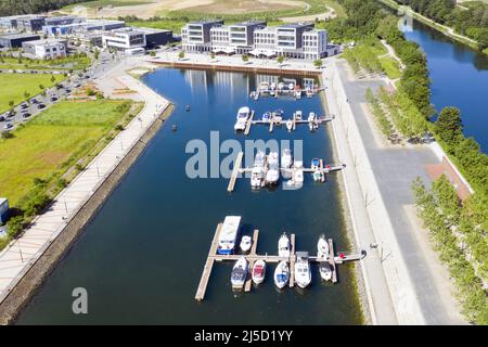 Gelsenkirchen, 13.06.2021 - Marina Hafen Graf Bismarck, der umgebaute und neu errichtete Hafen der ehemaligen Graf Bismarck-Kolonie. Das freigemachte Land wird mit einer Siedlung von ein- und Mehrfamilienhäusern erschlossen. [Automatisierte Übersetzung] Stockfoto