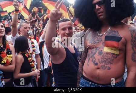 30.06.2006, Berlin, Deutschland, Europa - Deutsche Zuschauer und Fußballfans treffen sich entlang der Strasse des 17 zur öffentlichen Besichtigung. Juni während der FIFA Fußball-Weltmeisterschaft und jubeln ihrem Team im Viertelfinale zwischen Deutschland und Argentinien zu. [Automatisierte Übersetzung] Stockfoto