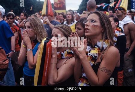 30.06.2006, Berlin, Deutschland, Europa - Deutsche Zuschauer und Fußballfans treffen sich entlang der Strasse des 17 zur öffentlichen Besichtigung. Juni während der FIFA Fußball-Weltmeisterschaft und jubeln ihrem Team im Viertelfinale zwischen Deutschland und Argentinien zu. [Automatisierte Übersetzung] Stockfoto