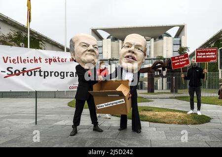 Berlin, 23.06.2021 - Aktivisten von Campact demonstrieren vor Kabinettssitzung im Bundeskanzleramt mit Masken von Bundeswirtschaftsminister Peter Altmaier (CDU) und Bundesfinanzminister Olaf Scholz (SPD) über das neue Klima-Notprogramm von CDU/CSU und SPD. [Automatisierte Übersetzung] Stockfoto