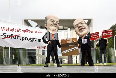 Berlin, 23.06.2021 - Aktivisten von Campact demonstrieren vor Kabinettssitzung im Bundeskanzleramt mit Masken von Bundeswirtschaftsminister Peter Altmaier (CDU) und Bundesfinanzminister Olaf Scholz (SPD) über das neue Klima-Notprogramm von CDU/CSU und SPD. [Automatisierte Übersetzung] Stockfoto