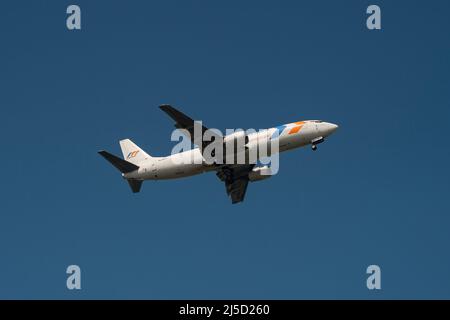 08. Juli 2021, Singapur, Republik Singapur, Asien - eine indonesische Fluggesellschaft My Indo Airlines Boeing 737-400 registrierte während der anhaltenden Corona-Krise PK-MYV beim Anflug auf den Changi International Airport. [Automatisierte Übersetzung] Stockfoto