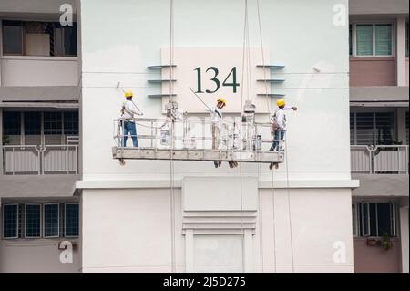 05/16/2019, Singapur, Republik Singapur, Asien - Südasiatische Wanderarbeiter malen die Fassade eines HDB-Wohngebäudes im Stadtteil Ang Mo Kio. [Automatisierte Übersetzung] Stockfoto