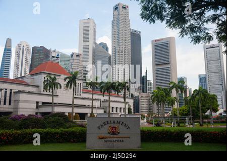 06/14/2021, Singapur, Republik Singapur, Asien - Blick auf die Stadt mit dem Parlamentsgebäude und der Skyline mit Wolkenkratzern im Geschäftsviertel während der anhaltenden Corona-Krise (Covid-19). [Automatisierte Übersetzung] Stockfoto