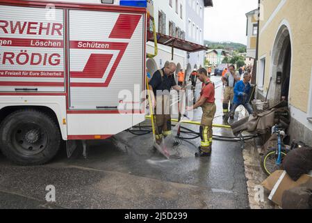 Hochwasser und Hochwasser in Oberbayern - 18. Juli 2021. Brandbekämpfung in Marktschellenberg. Foto: Sebastian Beck [automatisierte Übersetzung] Stockfoto