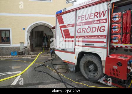 Hochwasser und Hochwasser in Oberbayern - 18. Juli 2021. Brandbekämpfung in Marktschellenberg. Foto: Sebastian Beck [automatisierte Übersetzung] Stockfoto