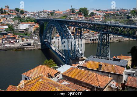 06/14/2018, Porto, Portugal, Europa - Blick auf die Brücke Ponte Luis I, eine Fachbogenbrücke über den Douro-Fluss zwischen Porto und Vila Nova de Gaia. [Automatisierte Übersetzung] Stockfoto