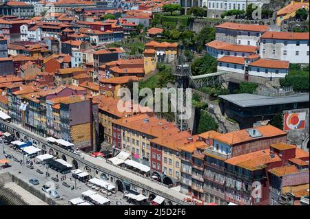 06/14/2018, Porto, Portugal, Europa - eine erhöhte Ansicht der Stadt zeigt die historische Altstadt und die traditionellen Gebäude entlang der Cais da Ribeira Uferpromenade am Douro Fluss. [Automatisierte Übersetzung] Stockfoto