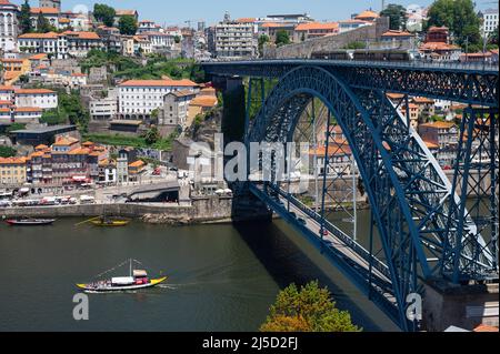 06/14/2018, Porto, Portugal, Europa - Blick auf die Brücke Ponte Luis I, eine Fachbogenbrücke über den Douro-Fluss zwischen Porto und Vila Nova de Gaia. [Automatisierte Übersetzung] Stockfoto