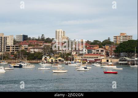 22.09.2018, Manly, Sydney, New South Wales, Australien - Blick von einer Fähre auf die Skyline mit Wohnhäusern und Booten am Ufer des Manly Harbour, einem Vorort der australischen Metropole. [Automatisierte Übersetzung] Stockfoto