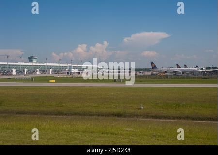 06.06.2016, München, Bayern, Deutschland, Europa - Lufthansa-Passagierflugzeug auf dem Vorfeld des Lufthansa-Terminals 2 am Franz-Josef-Strauss-Flughafen München. Lufthansa ist Mitglied der Luftfahrtallianz Star Alliance. [Automatisierte Übersetzung] Stockfoto