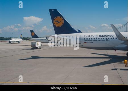 06.06.2016, München, Bayern, Deutschland, Europa - Lufthansa Airbus A320 NEO und A321 Passagierflugzeuge auf dem Vorfeld des Lufthansa Terminal 2 am Franz-Josef-Strauss-Flughafen München. Lufthansa ist Mitglied der Luftfahrtallianz Star Alliance. [Automatisierte Übersetzung] Stockfoto