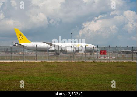 10. August 2021, Singapur, Republik Singapur, Asien - Ein Passagierflugzeug der Royal Brunei Airlines Boeing 787-8 Dreamliner mit der Registrierung V8-DLA am internationalen Flughafen Singapur Changi während der anhaltenden Corona-Krise. [Automatisierte Übersetzung] Stockfoto