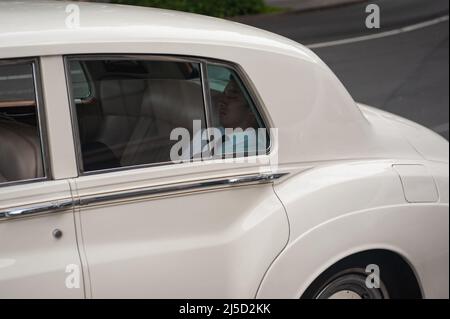 21. September 2019, Sydney, New South Wales, Australien - Ein Mann sitzt auf dem Rücksitz einer Luxuslimousine und schläft. [Automatisierte Übersetzung] Stockfoto