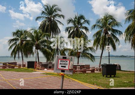 10. August 2021, Singapur, Republik Singapur, Asien - Ein abgesperrter Bereich mit Grills im Changi Beach Park während der anhaltenden Corona-Krise. Aufgrund der langsamen Ausbreitung der Delta-Variante des Virus hält der südostasiatische Stadtstaat trotz einer relativ hohen Impfrate von 70 %, die vollständig geimpft ist, immer noch bestimmte Einschränkungen und Vorschriften, wie das Tragen von Masken im Freien und in Innenräumen und die begrenzte Anzahl von Menschen, die sich treffen dürfen, ein. [Automatisierte Übersetzung] Stockfoto