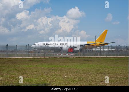 10. August 2021, Singapur, Republik Singapur, Asien - Ein Frachtflugzeug der Kalitta Air DHL Boeing 777-200 F mit der Registrierung N772CK am internationalen Flughafen Singapur Changi während der anhaltenden Corona-Krise. [Automatisierte Übersetzung] Stockfoto