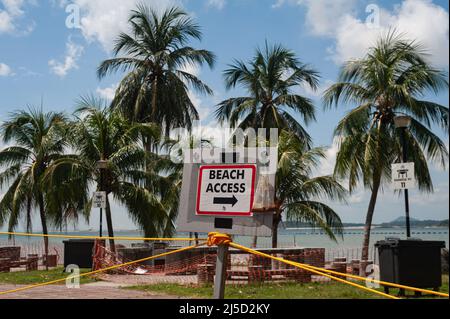 10. August 2021, Singapur, Republik Singapur, Asien - Ein abgesperrter Bereich mit Grills im Changi Beach Park während der anhaltenden Corona-Krise. Aufgrund der langsamen Ausbreitung der Delta-Variante des Virus hält der südostasiatische Stadtstaat trotz einer relativ hohen Impfrate von 70 %, die vollständig geimpft ist, immer noch bestimmte Einschränkungen und Vorschriften, wie das Tragen von Masken im Freien und in Innenräumen und die begrenzte Anzahl von Menschen, die sich treffen dürfen, ein. [Automatisierte Übersetzung] Stockfoto