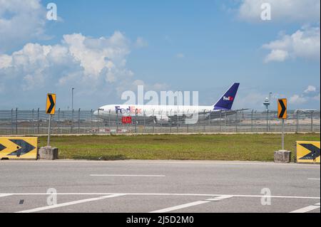 10. August 2021, Singapur, Republik Singapur, Asien - Ein Frachtflugzeug des Federal Express (FedEx) Boeing 767-300 F (er) mit der Registrierung N107FE am internationalen Flughafen Singapur Changi während der anhaltenden Corona-Krise. [Automatisierte Übersetzung] Stockfoto