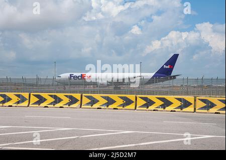 10. August 2021, Singapur, Republik Singapur, Asien - Ein Frachtflugzeug des Federal Express (FedEx) Boeing 767-300 F (er) mit der Registrierung N107FE am internationalen Flughafen Singapur Changi während der anhaltenden Corona-Krise. [Automatisierte Übersetzung] Stockfoto