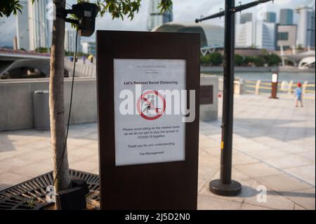 05/28/2020, Singapur, Republik Singapur, Asien - Ein Schild am Merlion Park in Marina Bay weist darauf hin, dass eine soziale Distanzierung vorhanden ist, um die Ausbreitung des Coronavirus (Covid-19) während der Pandemie einzudämmen. [Automatisierte Übersetzung] Stockfoto