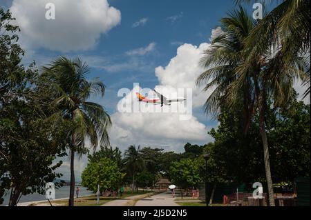 10. Aug. 2021, Singapur, Republik Singapur, Asien - Ein Frachtflugzeug der Hong Kong Air Cargo fliegt über Changi Beach Park, bevor es während der anhaltenden Corona-Krise am Changi International Airport landet. [Automatisierte Übersetzung] Stockfoto