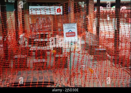 09/15/2021, Singapur, Republik Singapur, Asien - Ein öffentlicher Bereich mit Tischen und Bänken in Chinatown wurde aufgrund der anhaltenden Covid-19-Situation geschlossen und mit einem Fangzaun abgesperrt. Die Zahl der neuen lokalen Infektionen mit dem COVID-19-Virus ist mit mehr als 800 Infektionen die höchste seit April letzten Jahres. Inzwischen wurden 82 der Bevölkerung zweimal geimpft. [Automatisierte Übersetzung] Stockfoto