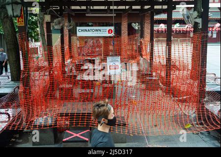 09/15/2021, Singapur, Republik Singapur, Asien - Ein öffentlicher Bereich mit Tischen und Bänken in Chinatown wurde aufgrund der anhaltenden Covid-19-Situation geschlossen und mit einem Fangzaun abgesperrt. Die Zahl der neuen lokalen Infektionen mit dem COVID-19-Virus ist mit mehr als 800 Infektionen die höchste seit April letzten Jahres. Inzwischen wurden 82 der Bevölkerung zweimal geimpft. [Automatisierte Übersetzung] Stockfoto