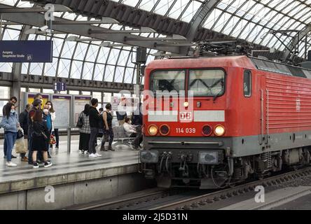 Berlin, 21.09.2021 - Deutsche Bahn Regionalzug am Bahnhof Berlin Spandau. [Automatisierte Übersetzung] Stockfoto