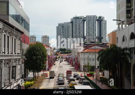 15. September 2021, Singapur, Republik Singapur, Asien - Blick auf die Stadt mit dem Verkehr entlang der South Bridge Road im Stadtzentrum und dem Hochhaus-Wohnkomplex "The Pinnacle at Duxton" im Hintergrund, während der anhaltenden Corona-Krise. Die Zahl der neuen lokalen Infektionen mit dem COVID-19-Virus ist mit mehr als 800 Infektionen die höchste seit April letzten Jahres. Inzwischen wurden 82 der Bevölkerung doppelt geimpft. [Automatisierte Übersetzung] Stockfoto