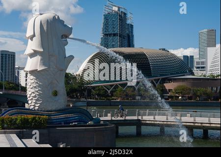 23. September 2021, Singapur, Republik Singapur, Asien - Fontäne-Statue im Merlion Park am Ufer des Singapore River in Marina Bay mit der Skyline der Innenstadt während der anhaltenden Corona-Krise. Die Zahl der neuen lokalen Infektionen mit dem COVID-19-Virus ist mit mehr als 1500 Infektionen an einem Tag die höchste seit Beginn der Pandemie. Inzwischen wurden 82 der Bevölkerung zweimal geimpft. [Automatisierte Übersetzung] Stockfoto