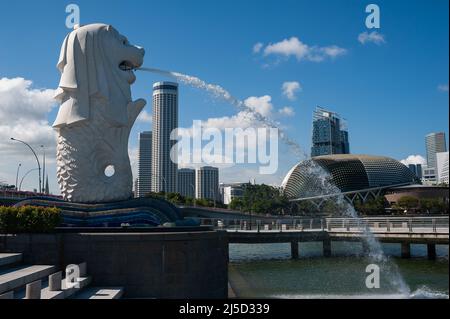 23. September 2021, Singapur, Republik Singapur, Asien - Fontäne-Statue im Merlion Park am Ufer des Singapore River in Marina Bay mit der Skyline der Innenstadt während der anhaltenden Corona-Krise. Die Zahl der neuen lokalen Infektionen mit dem COVID-19-Virus ist mit mehr als 1500 Infektionen an einem Tag die höchste seit Beginn der Pandemie. Inzwischen wurden 82 der Bevölkerung zweimal geimpft. [Automatisierte Übersetzung] Stockfoto