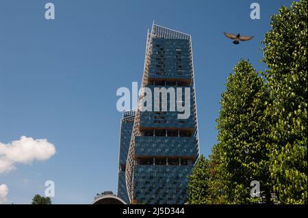 23. September 2021, Singapur, Republik Singapur, Asien - Außenansicht des South Beach Tower, eines gemischten Geschäfts- und Wohnhochhauskomplexes im Stadtzentrum. Der Gebäudekomplex beherbergt unter anderem das JW Marriott Hotel sowie Büros, Geschäfte und Wohneinheiten und wurde vom Architekturbüro Foster and Partners entworfen. [Automatisierte Übersetzung] Stockfoto