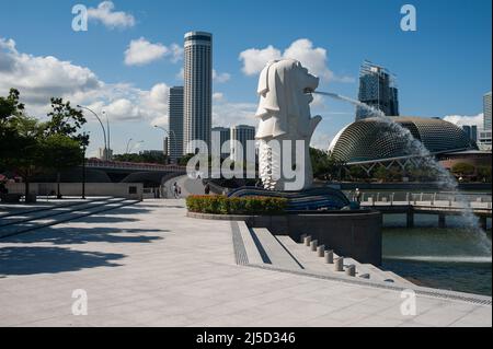 23. September 2021, Singapur, Republik Singapur, Asien - Fontäne-Statue im Merlion Park am Ufer des Singapore River in Marina Bay mit der Skyline der Innenstadt während der anhaltenden Corona-Krise. Die Zahl der neuen lokalen Infektionen mit dem COVID-19-Virus ist mit mehr als 1500 Infektionen an einem Tag die höchste seit Beginn der Pandemie. Inzwischen wurden 82 der Bevölkerung zweimal geimpft. [Automatisierte Übersetzung] Stockfoto