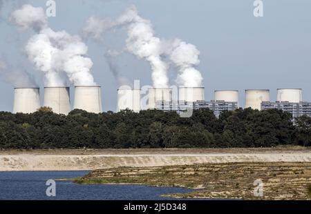 Lakoma, 02.10.2021 - Blick von der Ostsee auf das Braunkohlekraftwerk Jaenschwalde der LEAG Lausitz Energie Kraftwerke AG. Der Cottbus Ostsee ist ein Projekt, bei dem die ehemalige Braunkohlemine Cottbus-Nord mit Wasser aus der Spree überflutet wird. [Automatisierte Übersetzung] Stockfoto