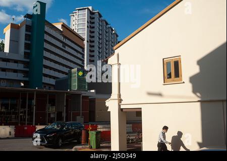 23. September 2021, Singapur, Republik Singapur, Asien - Ein Mann mit Gesichtsmaske geht während der andauernden Corona-Krise eine Straße im Viertel Tanjong Pagar entlang. Die Zahl der neuen lokalen Infektionen mit dem COVID-19-Virus ist mit über 1500 Infektionen an einem Tag die höchste seit Beginn der Pandemie. Inzwischen wurden 82 der Bevölkerung zweimal geimpft. [Automatisierte Übersetzung] Stockfoto