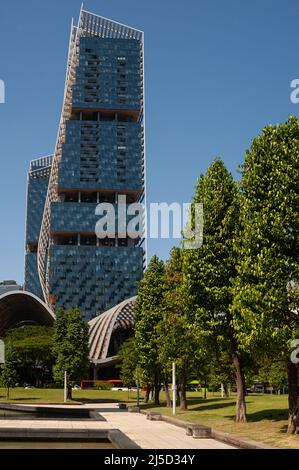 23. September 2021, Singapur, Republik Singapur, Asien - Außenansicht des South Beach Tower, eines gemischten Geschäfts- und Wohnhochhauskomplexes im Stadtzentrum. Der Gebäudekomplex beherbergt unter anderem das JW Marriott Hotel sowie Büros, Geschäfte und Wohneinheiten und wurde vom Architekturbüro Foster and Partners entworfen. [Automatisierte Übersetzung] Stockfoto