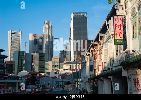 23.09.2021, Singapur, Republik Singapur, Asien - Blick auf die Stadt mit modernen Wolkenkratzern und Bürogebäuden im Business Center und historischen Ladenhäusern im Vordergrund während der anhaltenden Corona-Krise. In der Mitte thront der 280m hohe neue Singapore Tower des dänischen Architekturbüros BIG (Bjarke Ingels Group). Die Zahl der neuen lokalen Infektionen mit dem COVID-19-Virus ist mit über 1500 Infektionen an einem Tag die höchste seit Beginn der Pandemie. Inzwischen wurden 82 der Bevölkerung zweimal geimpft. [Automatisierte Übersetzung] Stockfoto