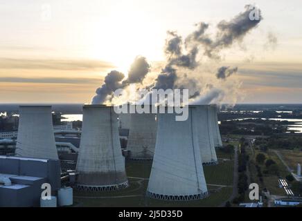 Jaenschwalde, 02.10.2021 - Luftaufnahme des Braunkohlekraftwerks Jaenschwalde der LEAG Lausitz Energie Kraftwerke AG. Der Ausstieg aus der Kohleerzeugung soll bis 2038 erfolgen. [Automatisierte Übersetzung] Stockfoto