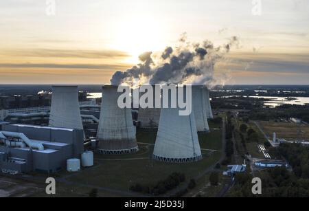 Jaenschwalde, 02.10.2021 - Luftaufnahme des Braunkohlekraftwerks Jaenschwalde der LEAG Lausitz Energie Kraftwerke AG. Der Ausstieg aus der Kohleerzeugung soll bis 2038 erfolgen. [Automatisierte Übersetzung] Stockfoto